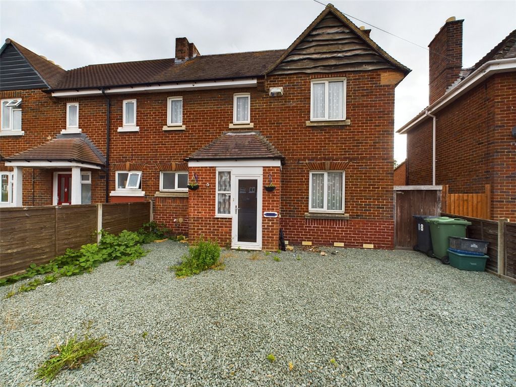 3 bed semidetached house for sale in Willow Avenue, Gloucester