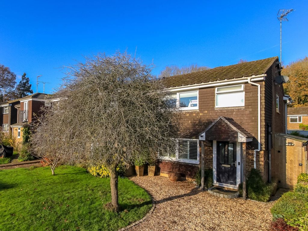 3 bed semidetached house for sale in Forest Close, Crawley RH10 Zoopla