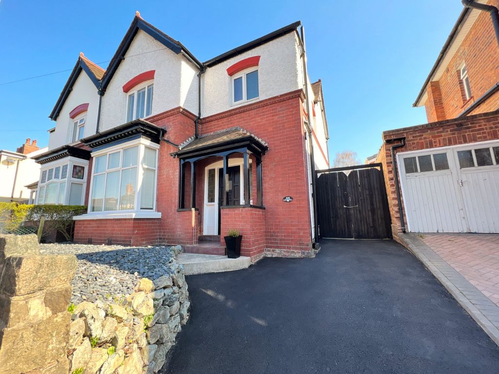 3 bed semidetached house for sale in Woodfield Avenue, Penn