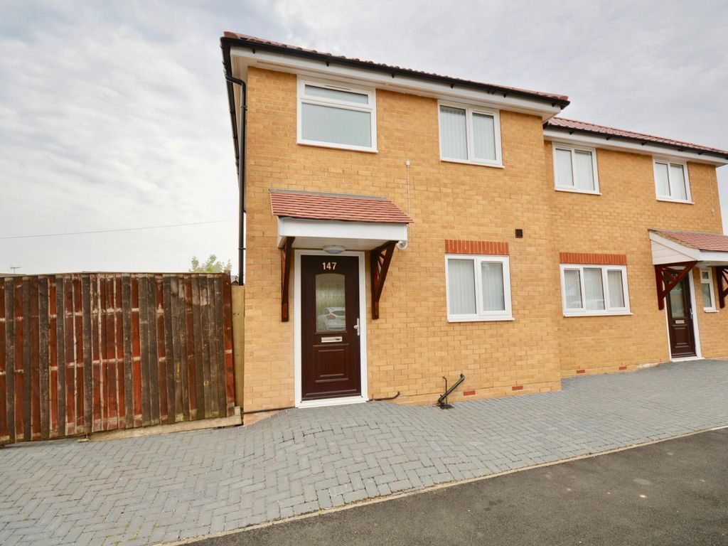 2 bed semidetached house to rent in Sunrise Avenue, Chelmsford CM1