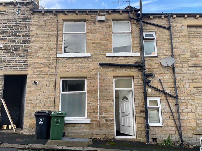 Room to rent in Moss Street, Huddersfield HD4, £433 pcm Zoopla