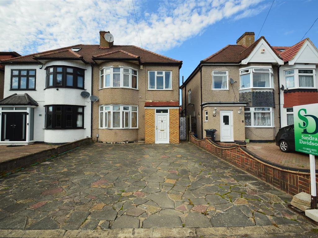 3 bed semidetached house for sale in Stradbroke Grove, Clayhall