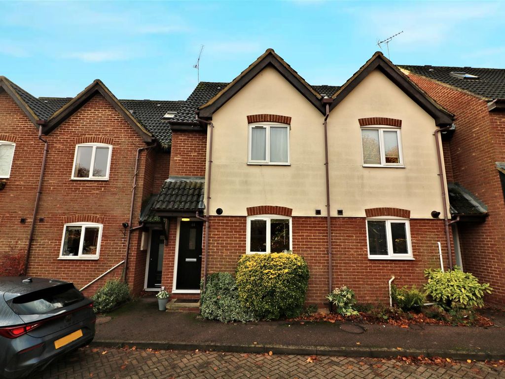 3 bed terraced house for sale in Twin Foxes, Woolmer Green, Knebworth
