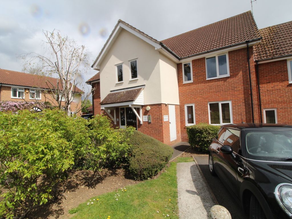 2 bed flat to rent in Wendover Gardens, Brentwood CM13 Zoopla