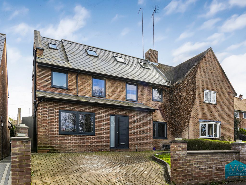 4 bed semidetached house to rent in Glenbrook South, Enfield, London