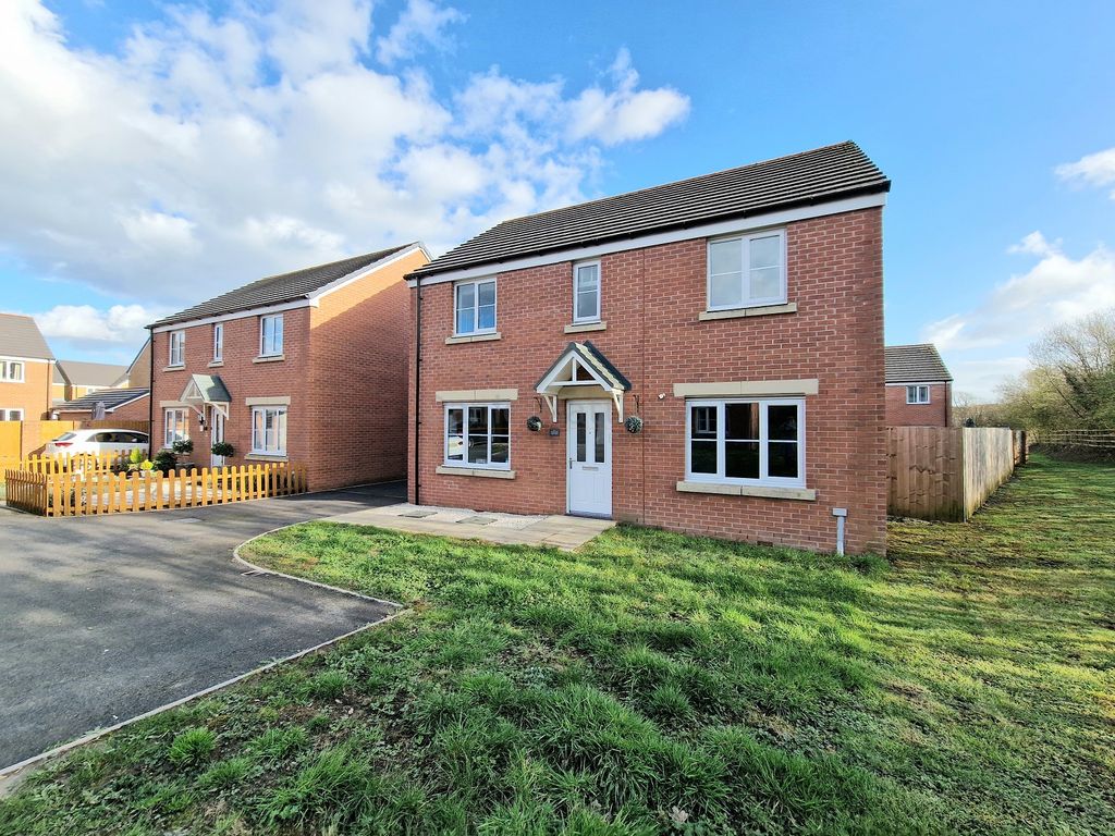 4 bed detached house for sale in Ffordd Cadfan, Bridgend CF31, £325,000