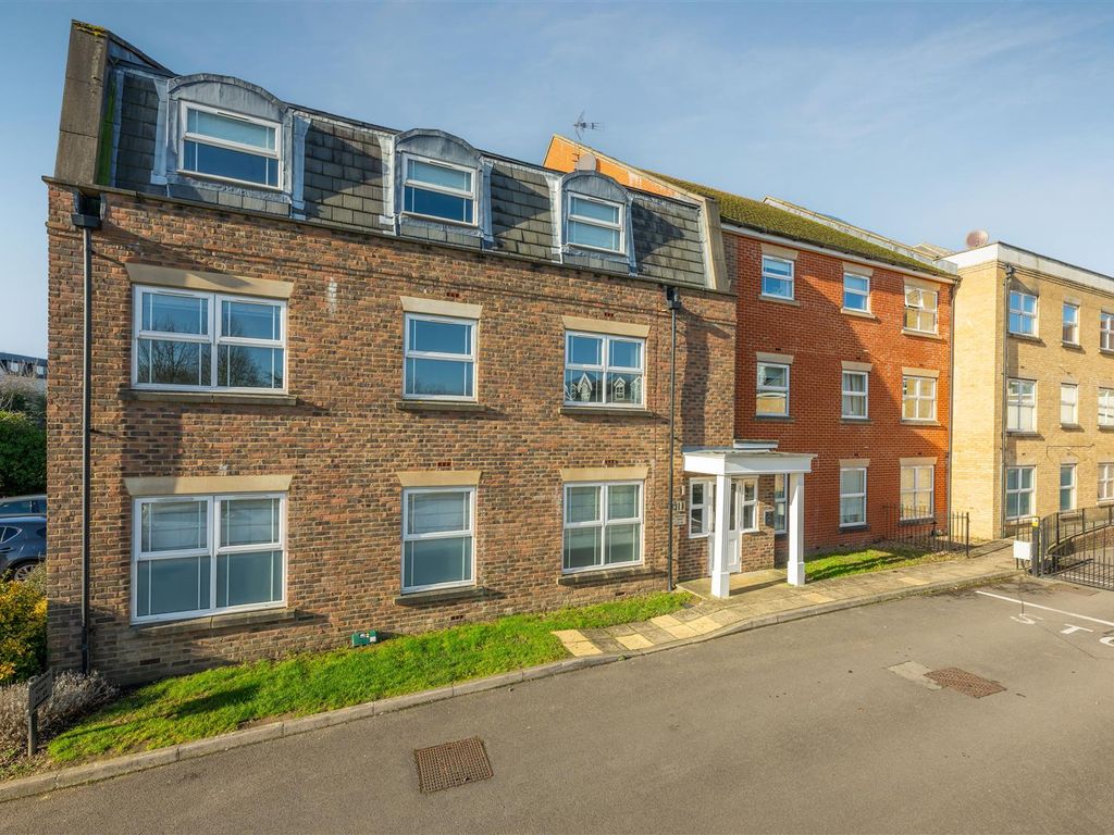 1 bed flat for sale in Clarence Road, Windsor SL4, £320,000 Zoopla
