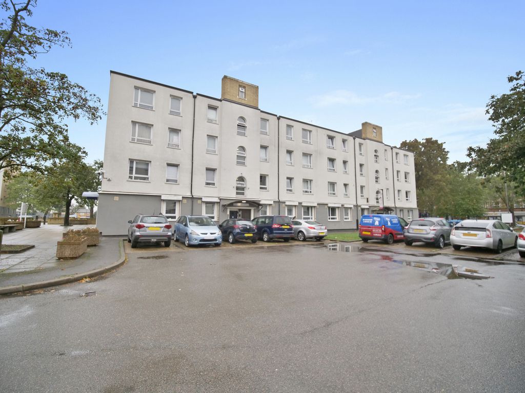 2 bed flat to rent in Cedar Court, Charlton SE7, £1,800 pcm Zoopla