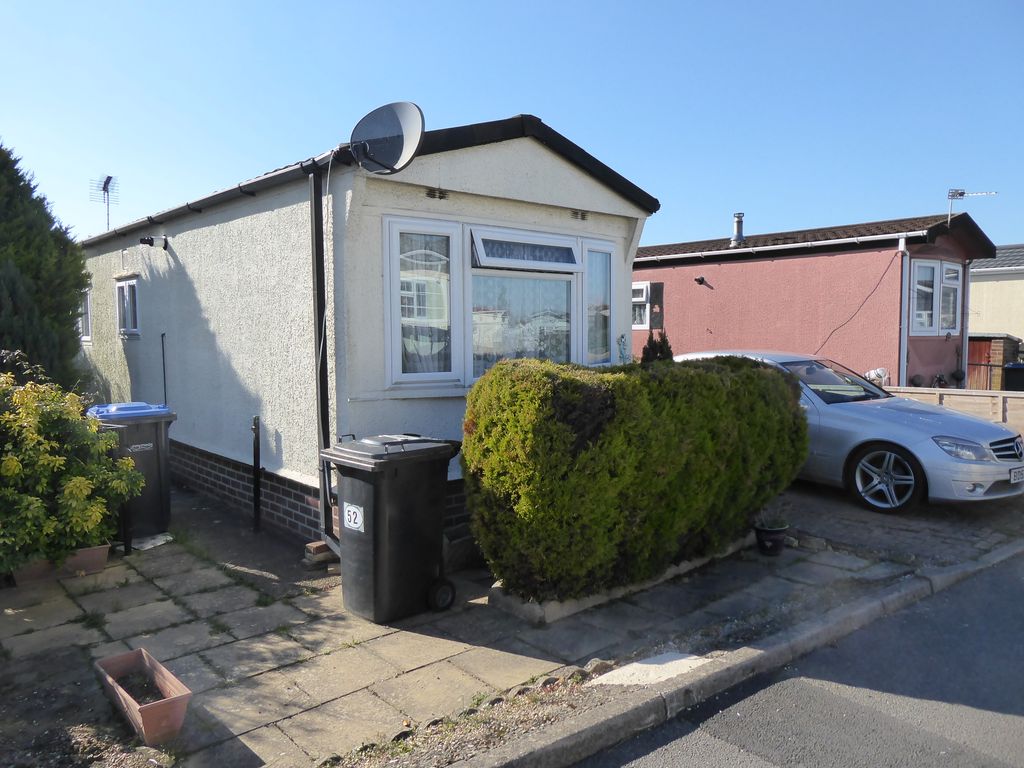 2 bed mobile/park home for sale in Penton Park, Chertsey, Surrey KT16