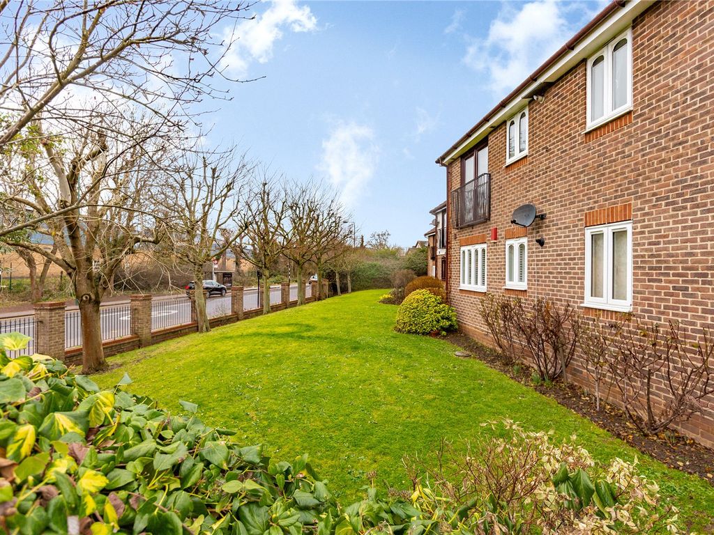 2 bed flat for sale in Westminster Gardens, Chingford E4 Zoopla