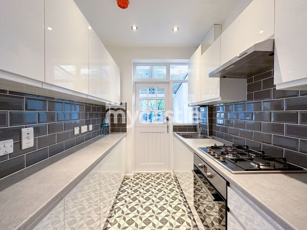 3 bed semidetached house for sale in Harlington Road, Uxbridge UB8