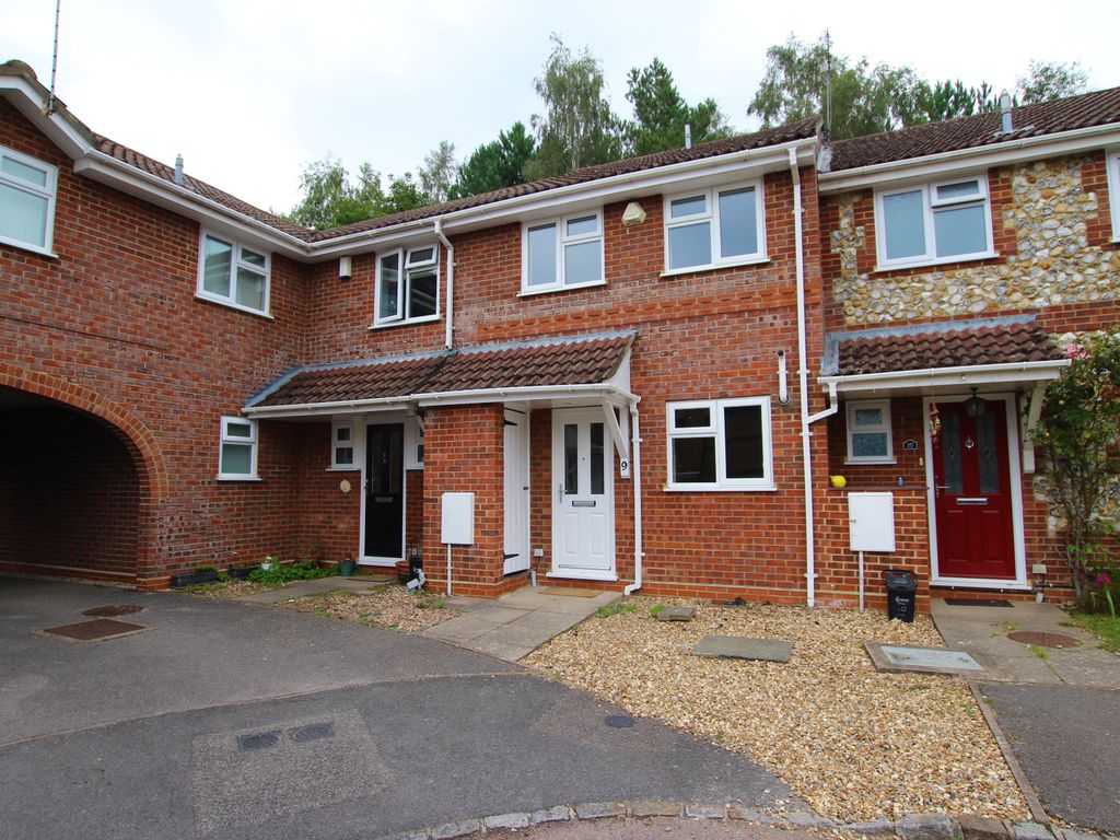 2 bed terraced house to rent in Dodsells Well, Finchampstead, Wokingham