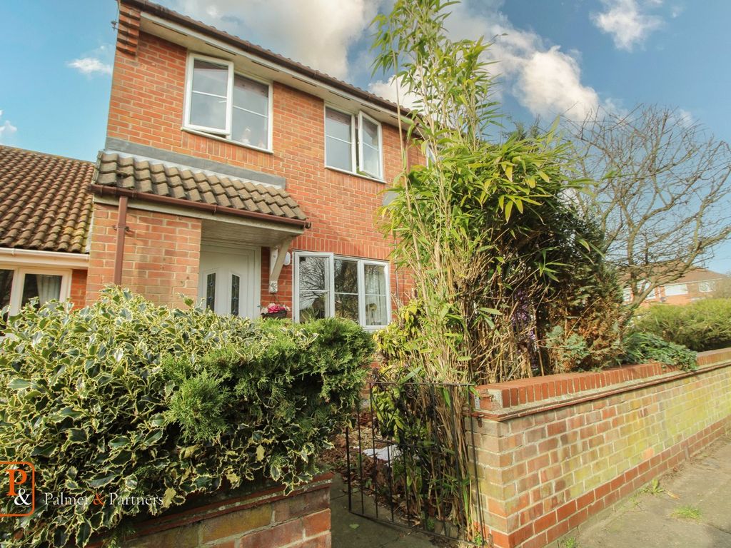 2 bed terraced house to rent in Albrighton Croft, Colchester, Essex CO4