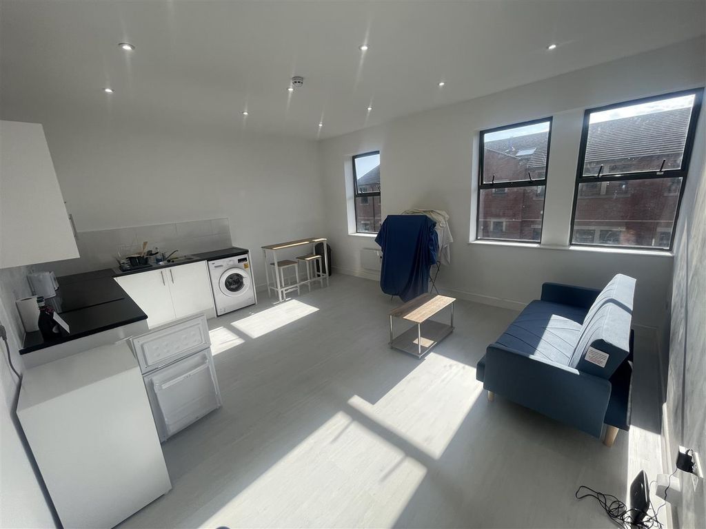 1 bed flat to rent in Church Court, Morley, Leeds LS27, £745 pcm Zoopla