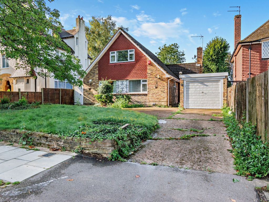 4 bed detached house for sale in The Avenue, Hatch End, Pinner HA5, £