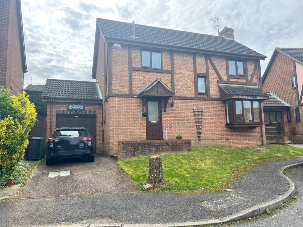 4 bed detached house for sale in Barnwell Gardens, Wellingborough NN8