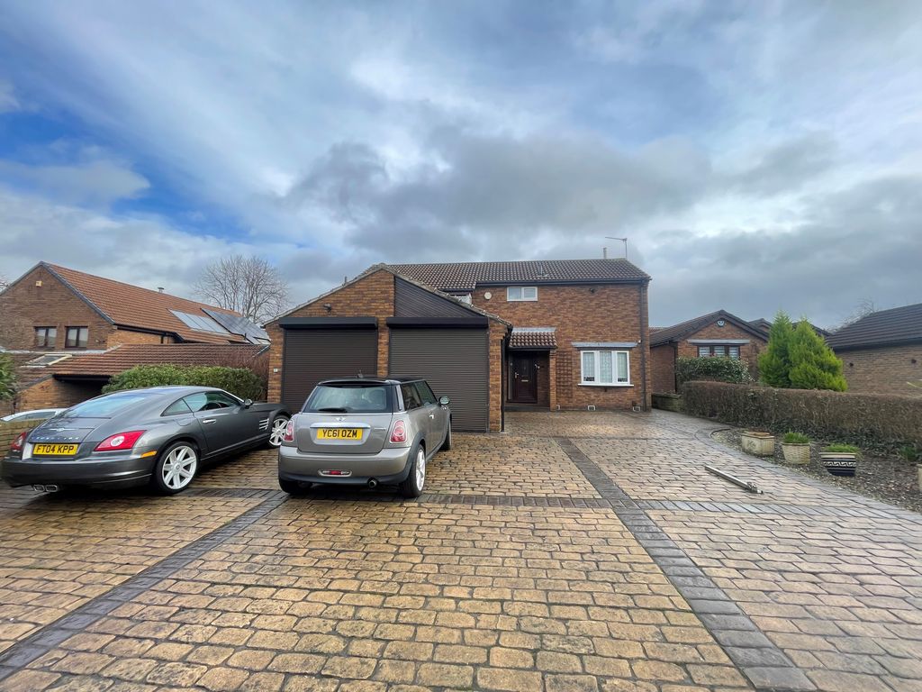 4 bed detached house for sale in Hall Farm Close, Aughton, Sheffield