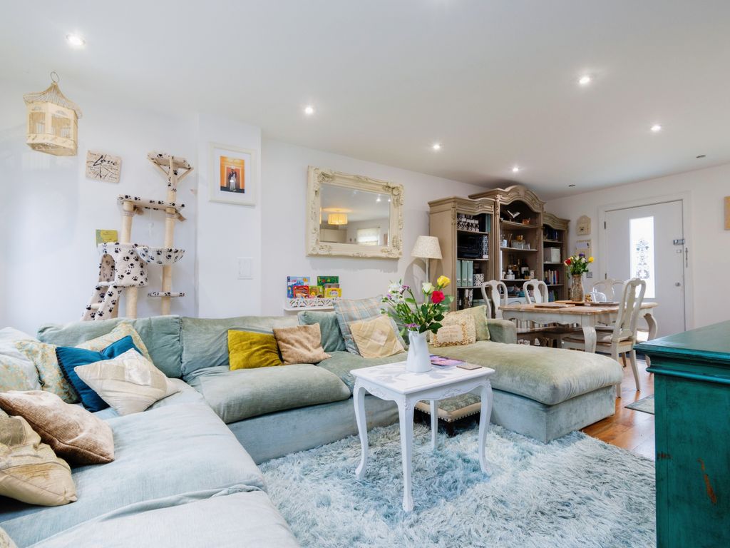 2 Masons Avenue, Central Croydon CR0  