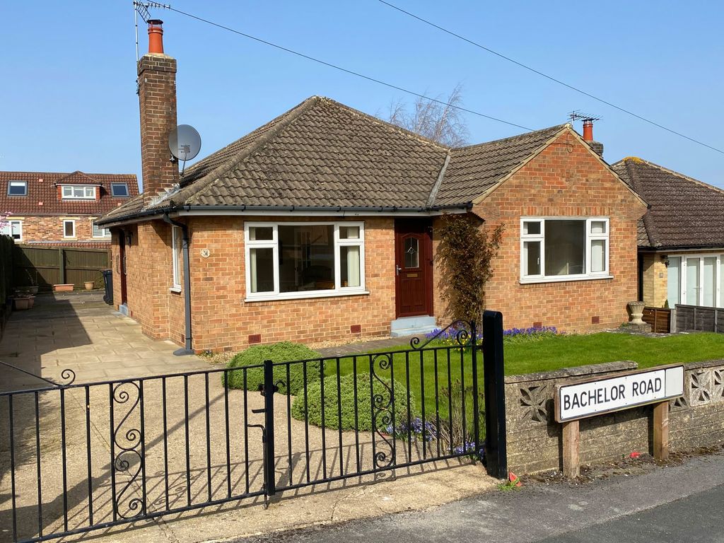 3 bed detached bungalow for sale in Bachelor Road, Harrogate HG1 Zoopla