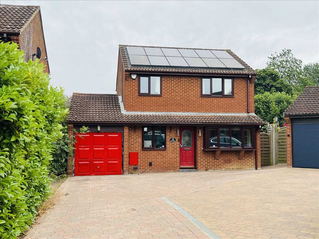 3 bed detached house for sale in Lodge Gate, Great Linford, Milton