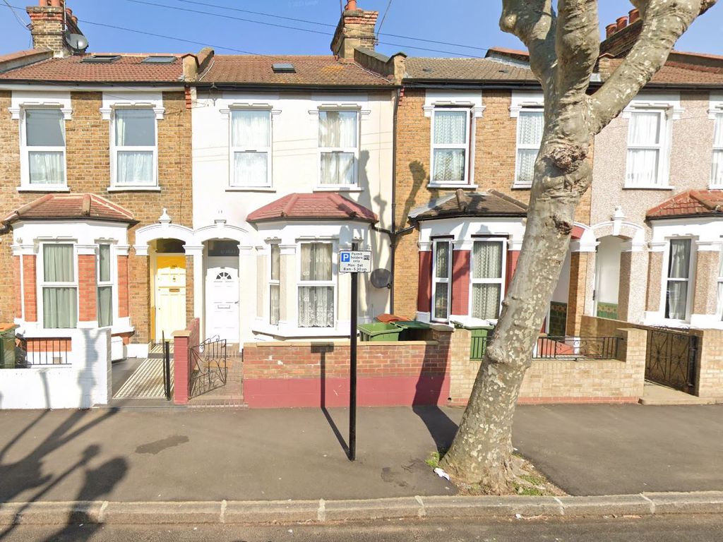 4 bed terraced house to rent in Mitcham Road, London E6, £2,800 pcm
