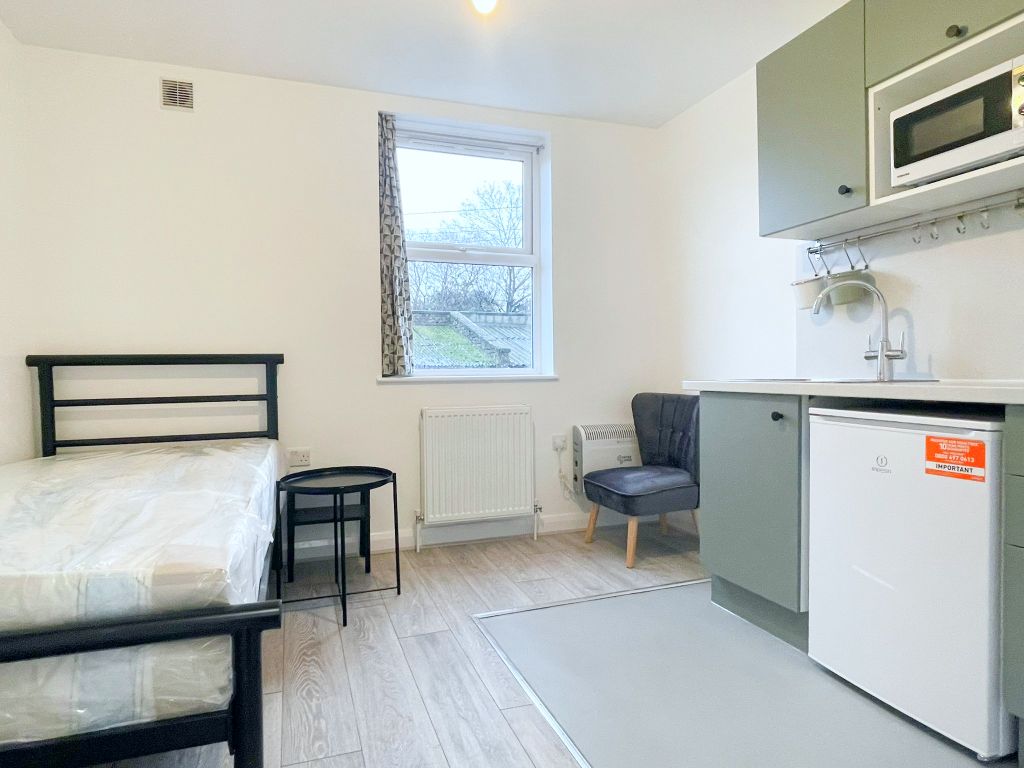 Studio to rent in High Road Leyton, London E10, £950 pcm Zoopla
