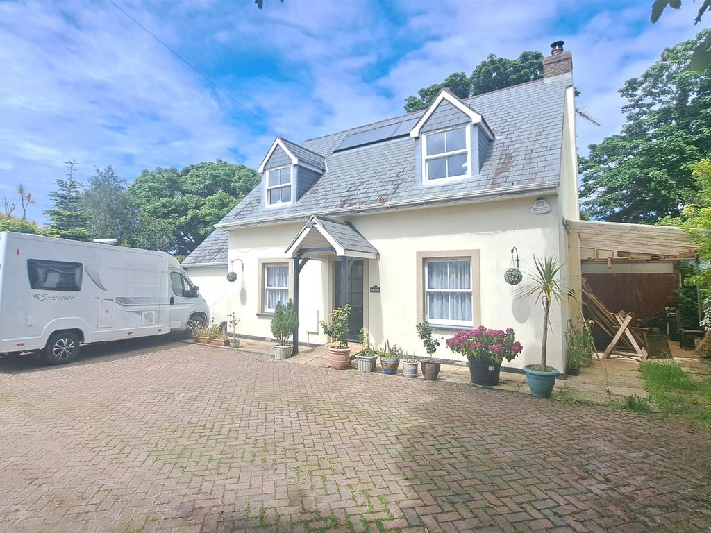 4 bed detached house for sale in Chapel Road, Leedstown, Hayle TR27, £