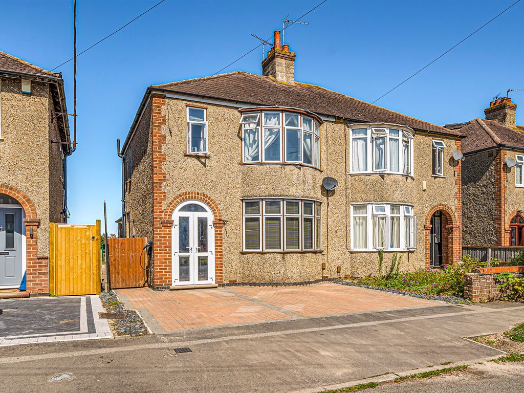 3 bed semidetached house for sale in Marina Drive, Wolverton, Milton