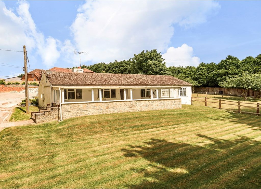 3 bed detached bungalow for sale in Kings Hill, Beech, Alton GU34 Zoopla