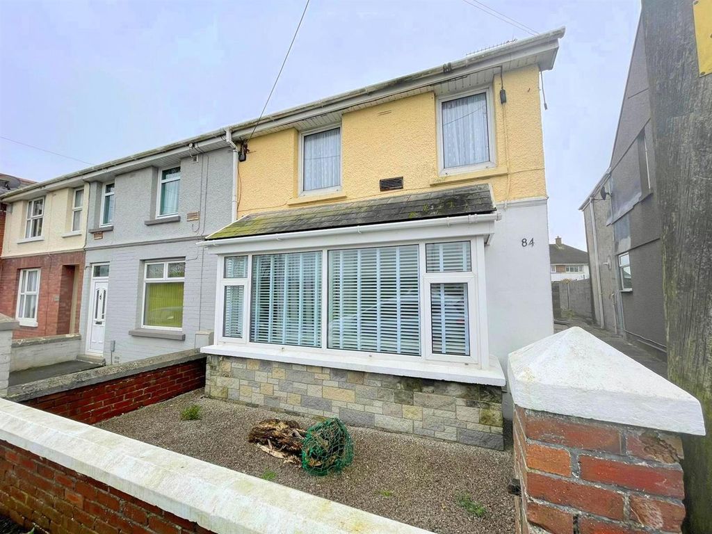 1 bed flat for sale in Newton Nottage Road, Porthcawl, Bridgend CF36, £