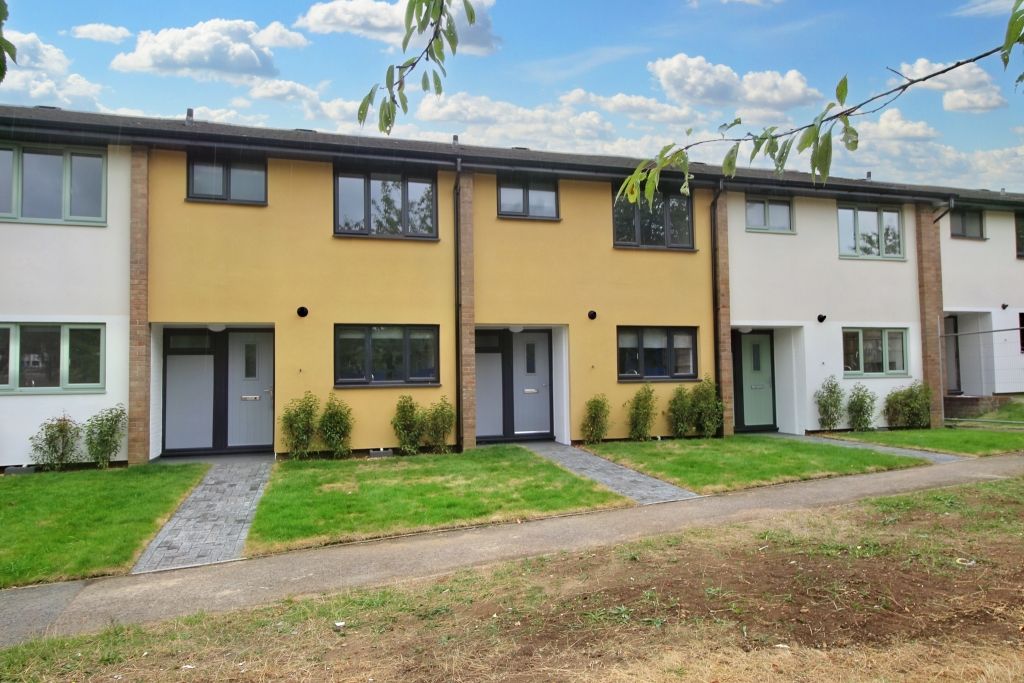 3 bed terraced house to rent in Essex Close, Bordon, Hampshire GU35, £