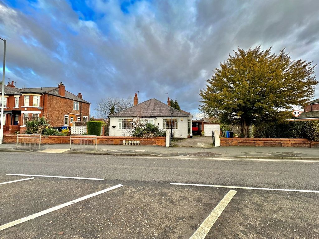 3 bed bungalow for sale in Marple Road, Offerton, Stockport SK2, £