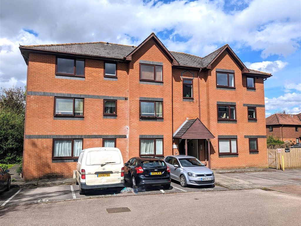 2 bed flat for sale in London Road, Overton, Basingstoke RG25, £170,000