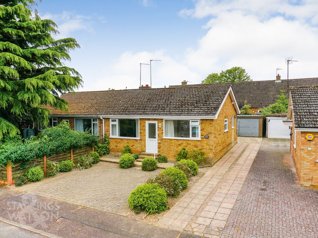 3 bed semidetached bungalow for sale in Braydeston Crescent, Brundall