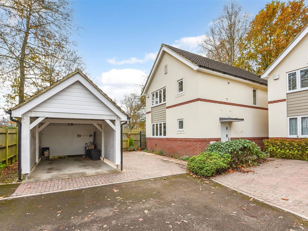 4 bed detached house for sale in Hartswood, Romsey, Hampshire SO51, £