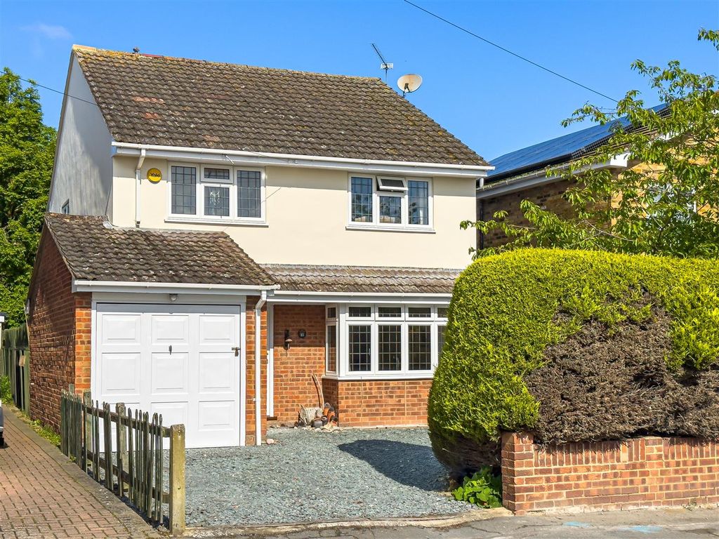 4 bed detached house for sale in Woodside Chase, Hockley SS5, £650,000