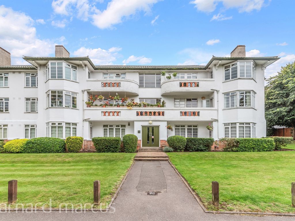 2 bed flat for sale in The Chilterns, Brighton Road, Sutton SM2, £