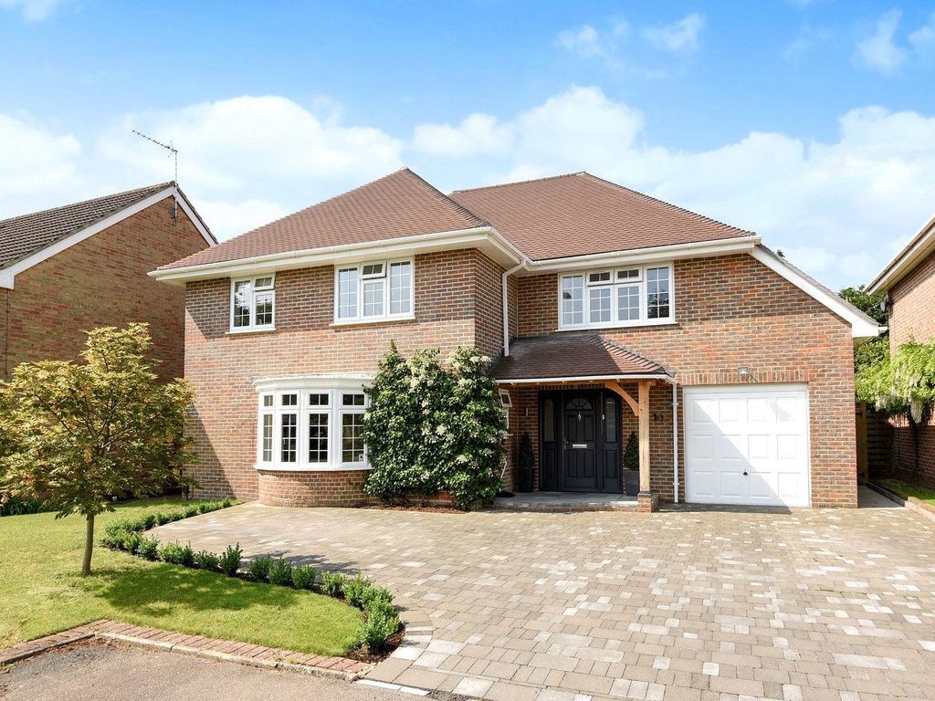 5 bed detached house to rent in Ferndown Gardens, Cobham KT11, £5,500