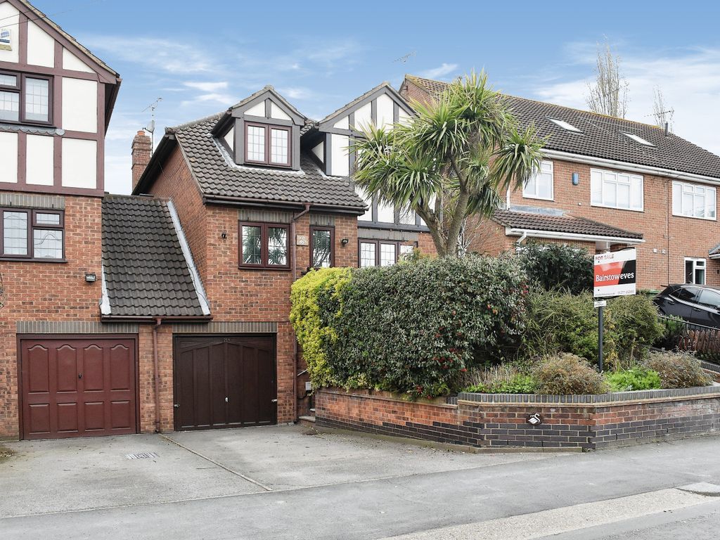 4 bed linkdetached house for sale in Swan Lane, Wickford, Essex SS11