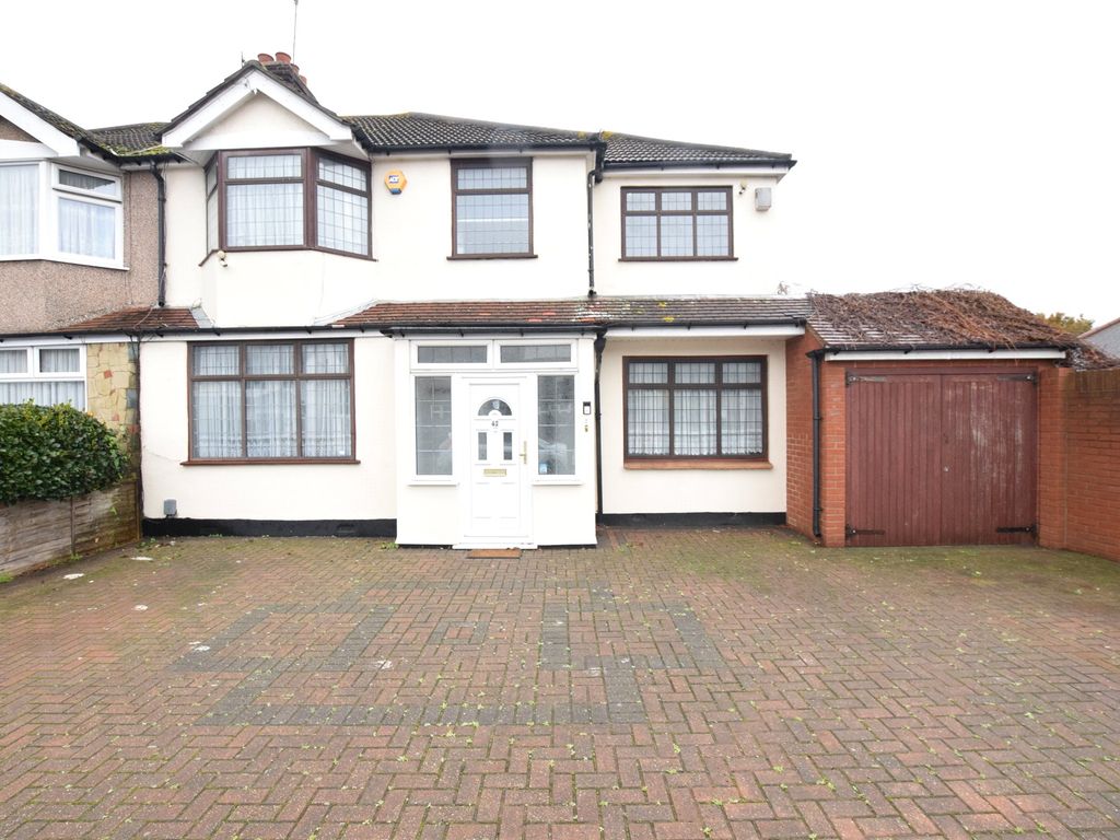 4 bed semidetached house to rent in Jubilee Avenue, Romford RM7, £