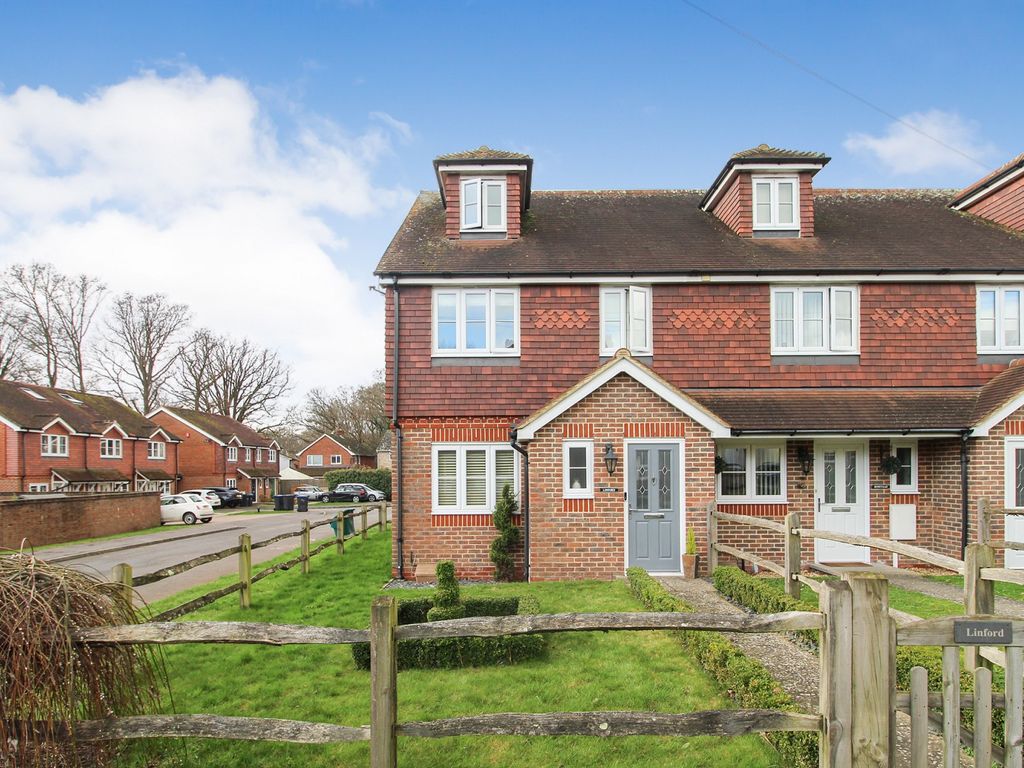 4 bed end terrace house for sale in Brookhill Road, Copthorne, Crawley