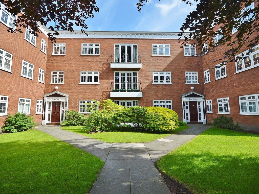 2 bed flat to rent in Lea Court, Heaton Moor Road, Stockport SK4, £