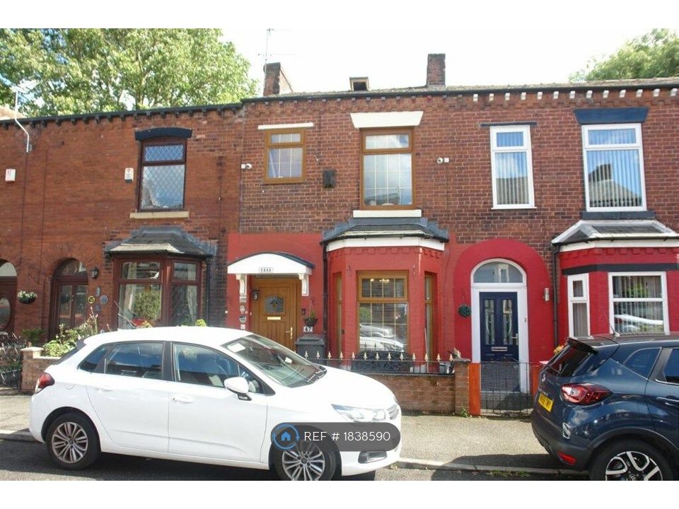 3 bed terraced house to rent in Queens Road, Chadderton, Oldham OL9, £