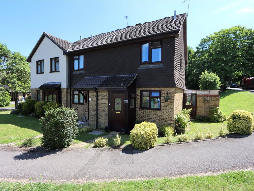 2 bed end terrace house for sale in Beaumont Grove, Aldershot