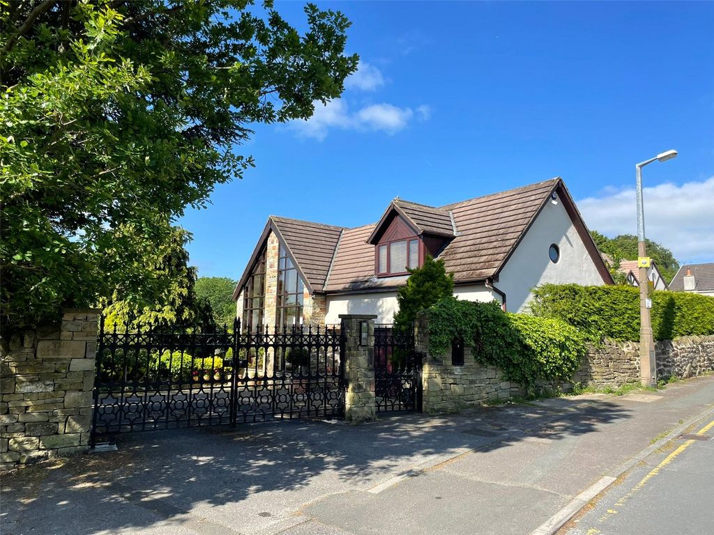 5 bed detached house to rent in The Willows, Baildon, Shipley, West