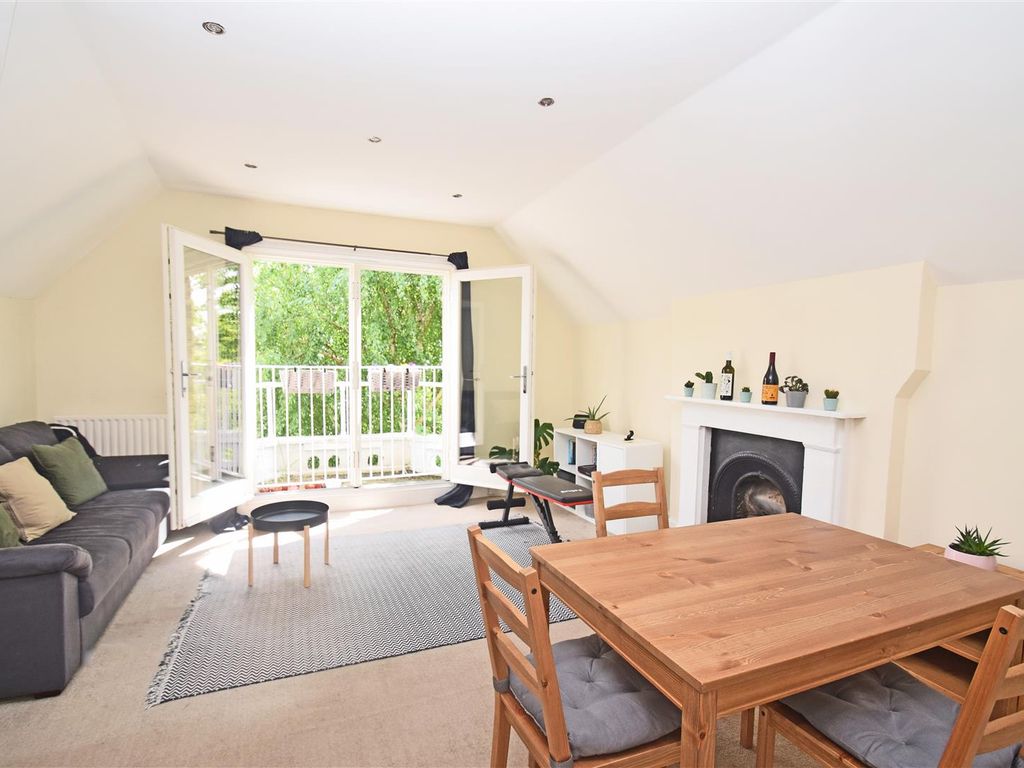 2 bed flat to rent in St. Margarets Road, St Margarets, Twickenham TW1