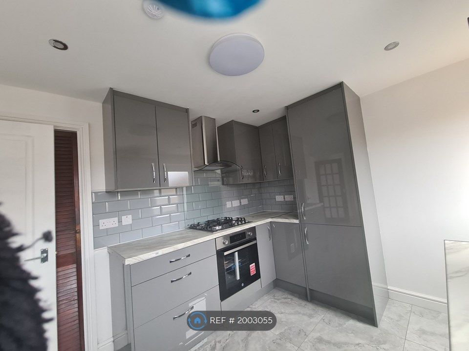 3 bed semidetached house to rent in Slade Green Road, Erith DA8, £