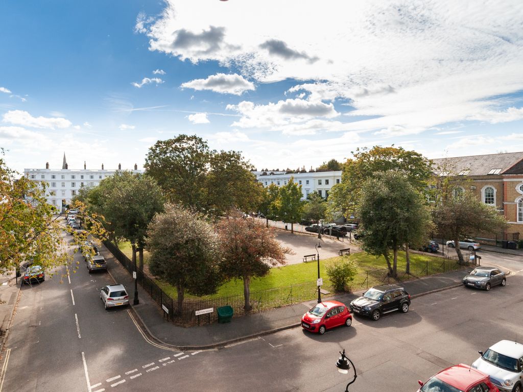 1 bed flat for sale in Grafton Square, Clapham, London SW4, £490,000