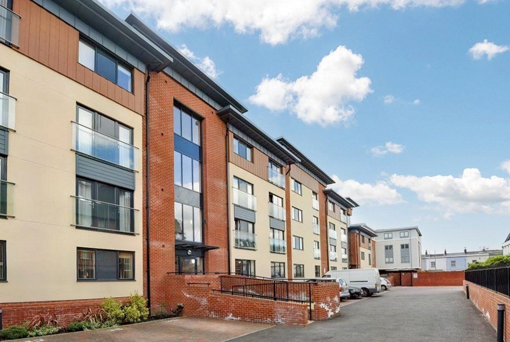 2 bed flat to rent in West Street, Newbury, Berkshire RG14, £1,300 pcm