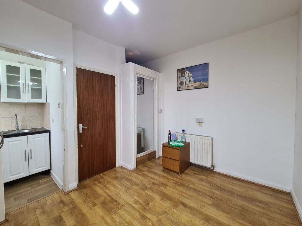 Studio to rent in Ballards Lane, Finchley N3 Zoopla